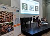 Prof. Dr. Christiane Eilders (HHU), Stanley Vitte und Marie Kirschstein (DJV-NRW) diskutieren auf einem Panel über die Frage "Welchen Wert hat Journalismus?". – 
