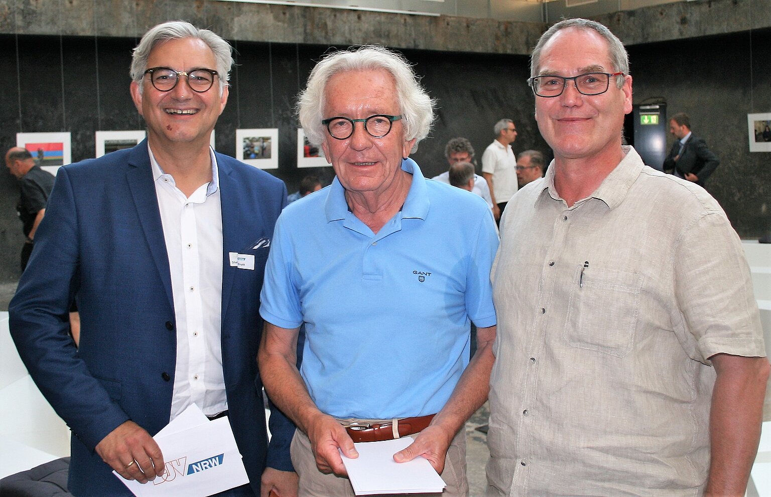  – Gast des DJV-NRW: Minister Dr. Stephan Holthoff-Pförtner (Mitte) mit Stefan Prott und Stephan Conrad (v.l.). Foto: Peter Dettmer