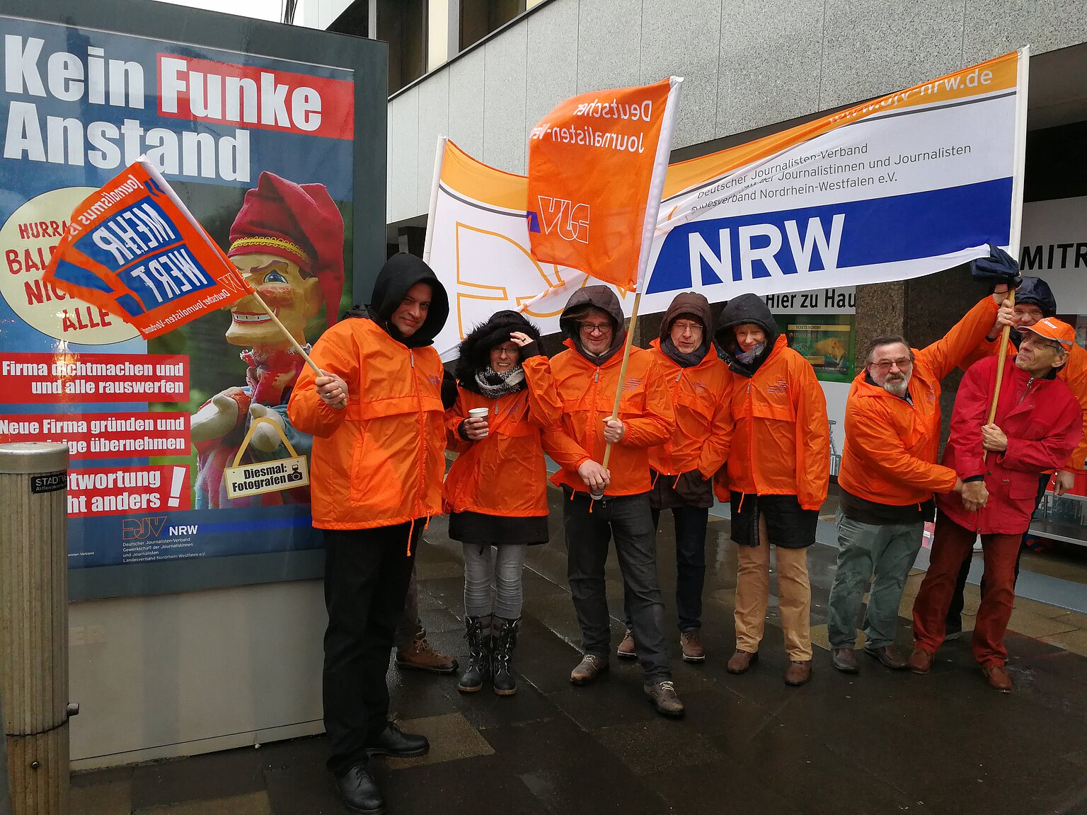  – Regen und Sturm getrotzt: DJV-Mitglieder, Funke-Betriebsräte und Beschäftigte zeigten vor dem WAZ-Mutterhaus in Essen ein Zeichen der Solidarität mit den entlassenen Funke-Fotografen. Foto: C. Molitor