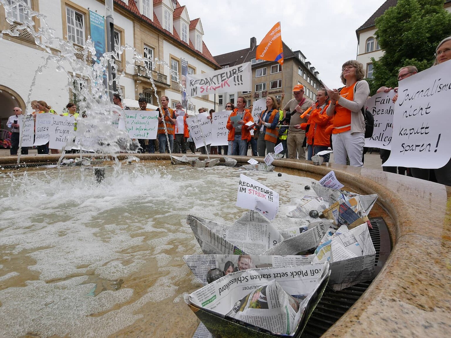  – Warnstreik am Alten Markt in Bielefeld; Foto: Jost Wolf