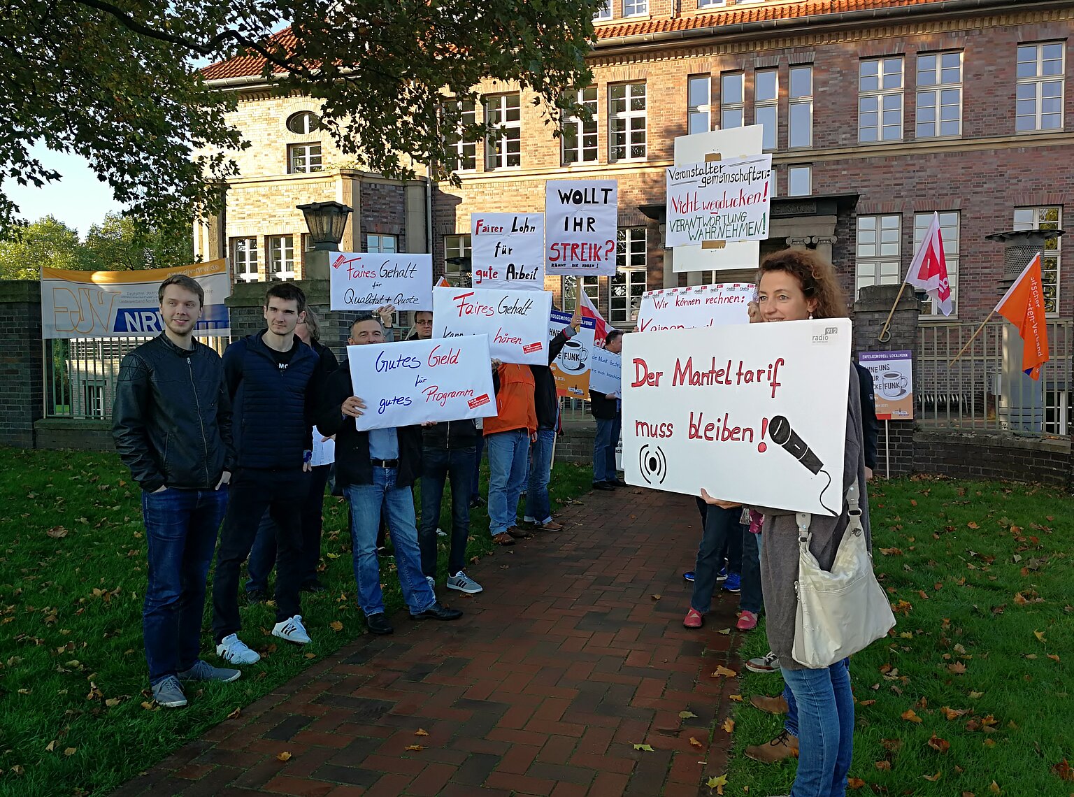  – Mit einer ersten Aktion vor einer Sitzung der Veranstaltergemeinschaften und Chefredakteure in Oberhausen begann am 14. Oktober der Protest der NRW-Lokalfunker für mehr Gehalt. Im November folgten die ersten Streiks seit 1993. Foto: C. Molitor