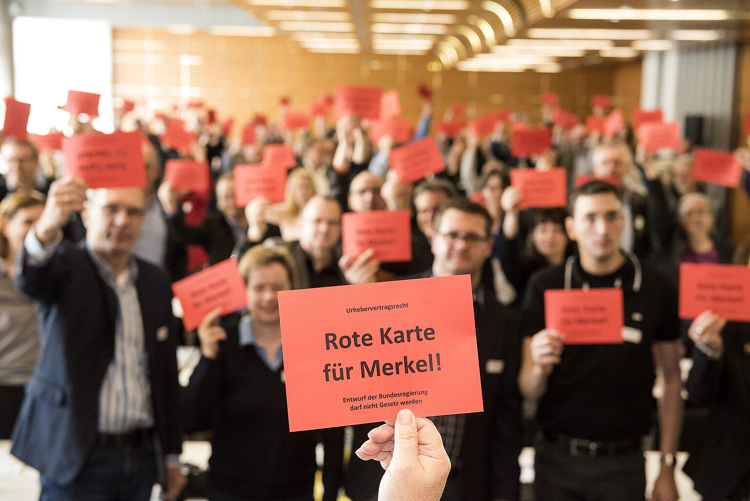  – Der Gewerkschaftstag zeigt Bundeskanzlerin Angela Merkel für ihre Reform des Urhebervertragsrechts die Rote Karte. Foto: DJV-NRW/Arne Pöhnert