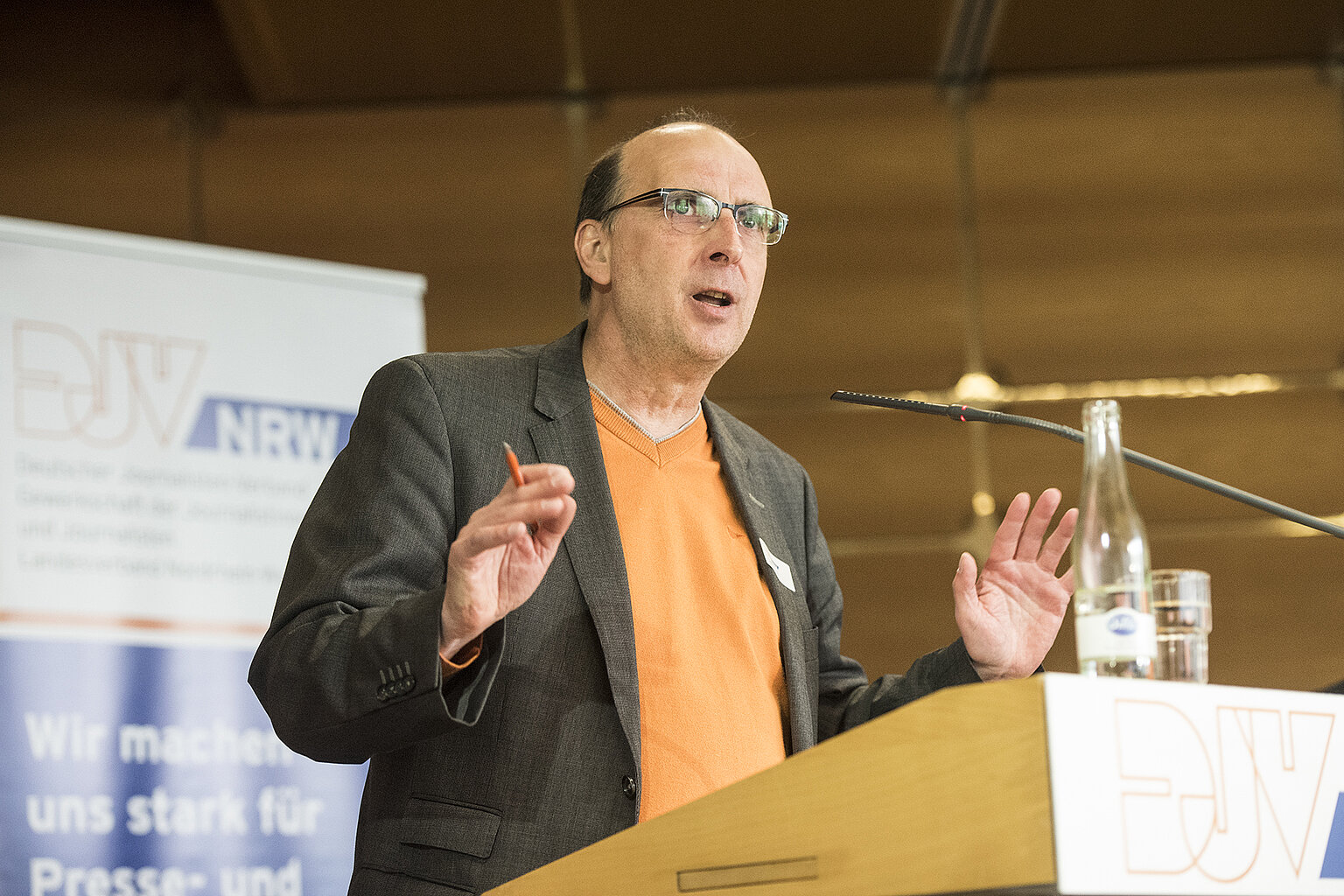  – Landesvorsitzender Frank Stach bei seiner Eröffnungsrede im Handwerkskammer Bildungszentrum (HBZ) in Münster. Foto: DJV-NRW/Arne Pöhnert