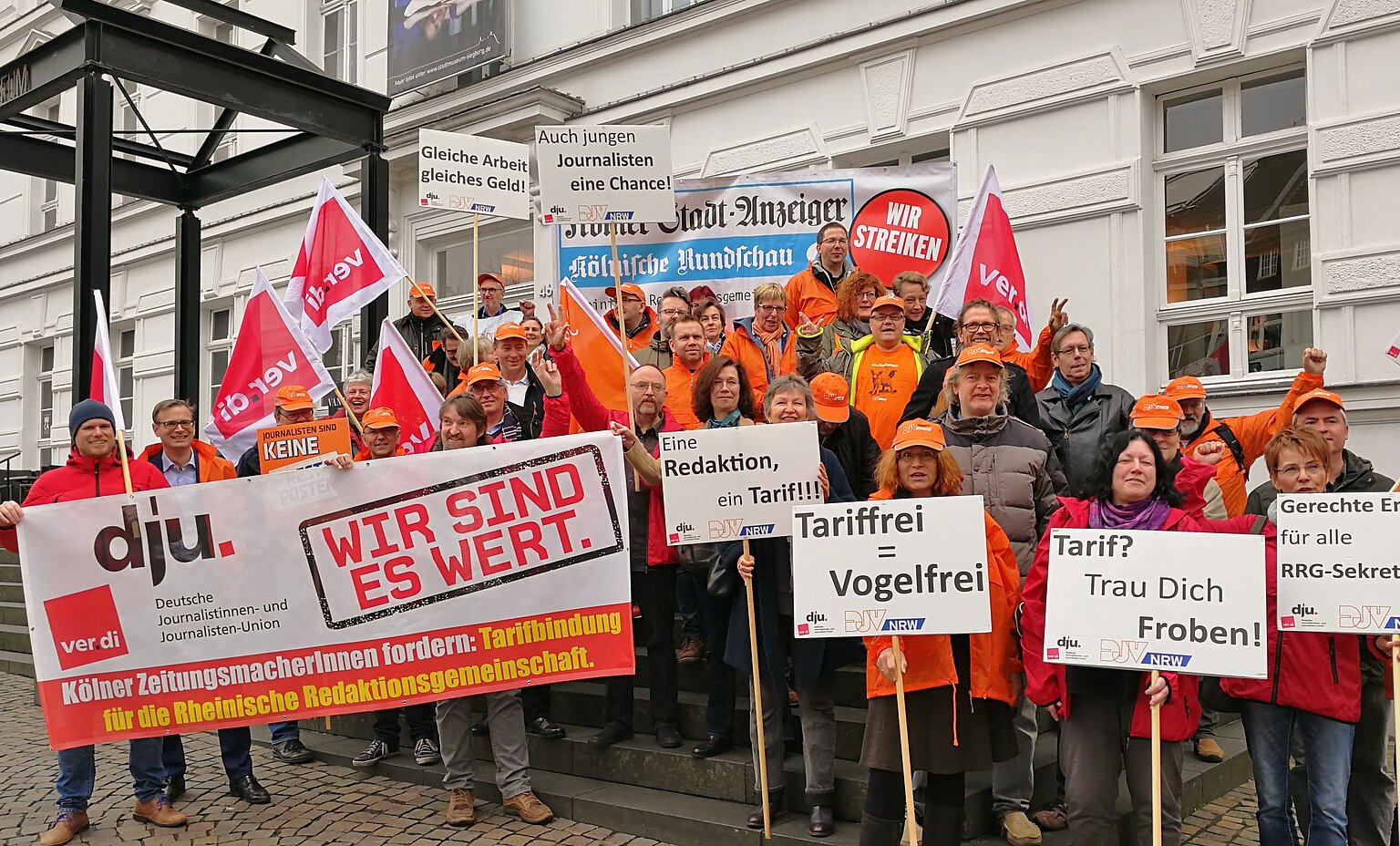  – Zum Auftakt des dreitägigen Warnstreiks demonstrierten die RRG-Beschäftigten vor dem Stadtmuseum in Siegburg. Foto: C.Molitor