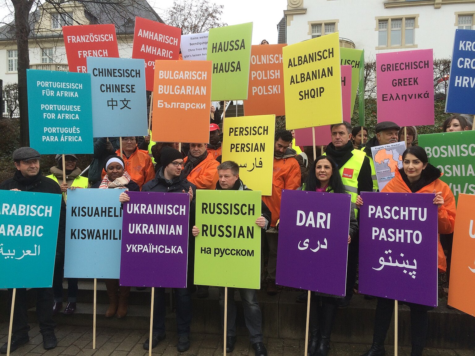  – Bunt ging es zu: Mit den Sprachen, die die Deutsche Welle spricht, plakatierten die DW-Mitarbeiter ihren Protest. Foto: Daniel Scheschkewitz