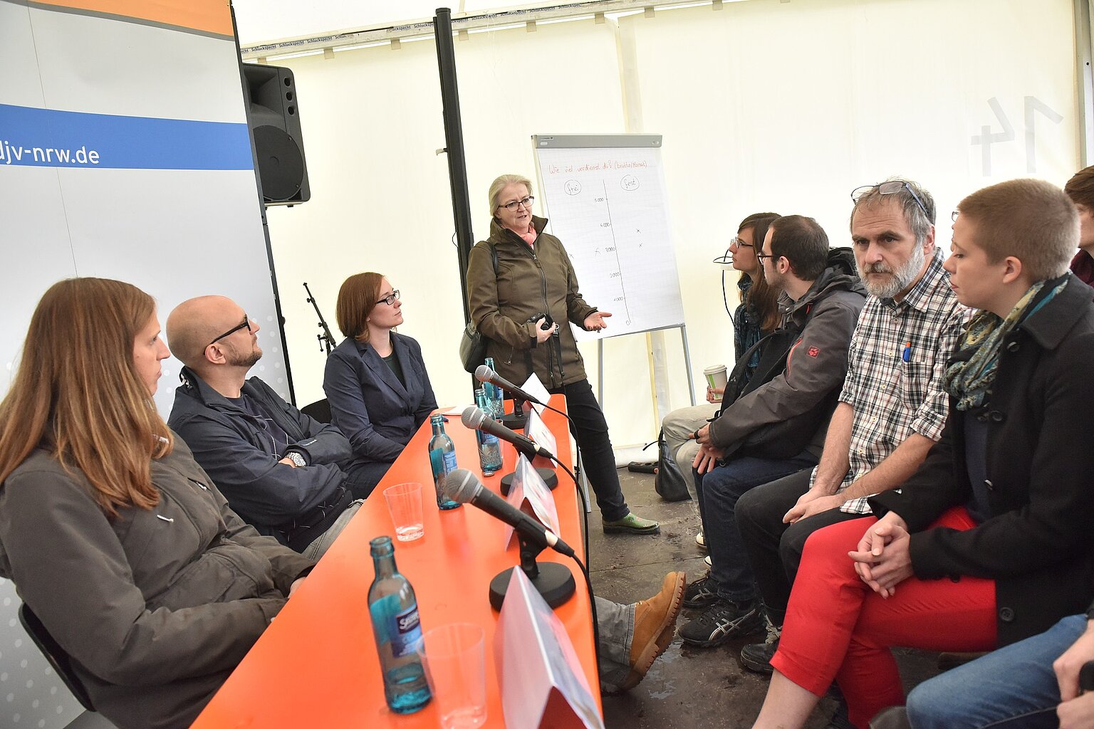  – Intensive Diskussionen um Verdienstmöglichkeiten: Blick in den ersten Workshop "Geld, Geld, Geld" des Fachausschusses Junge in Festivalzelt "Medienvielfalt". Foto: Arne Pöhnert