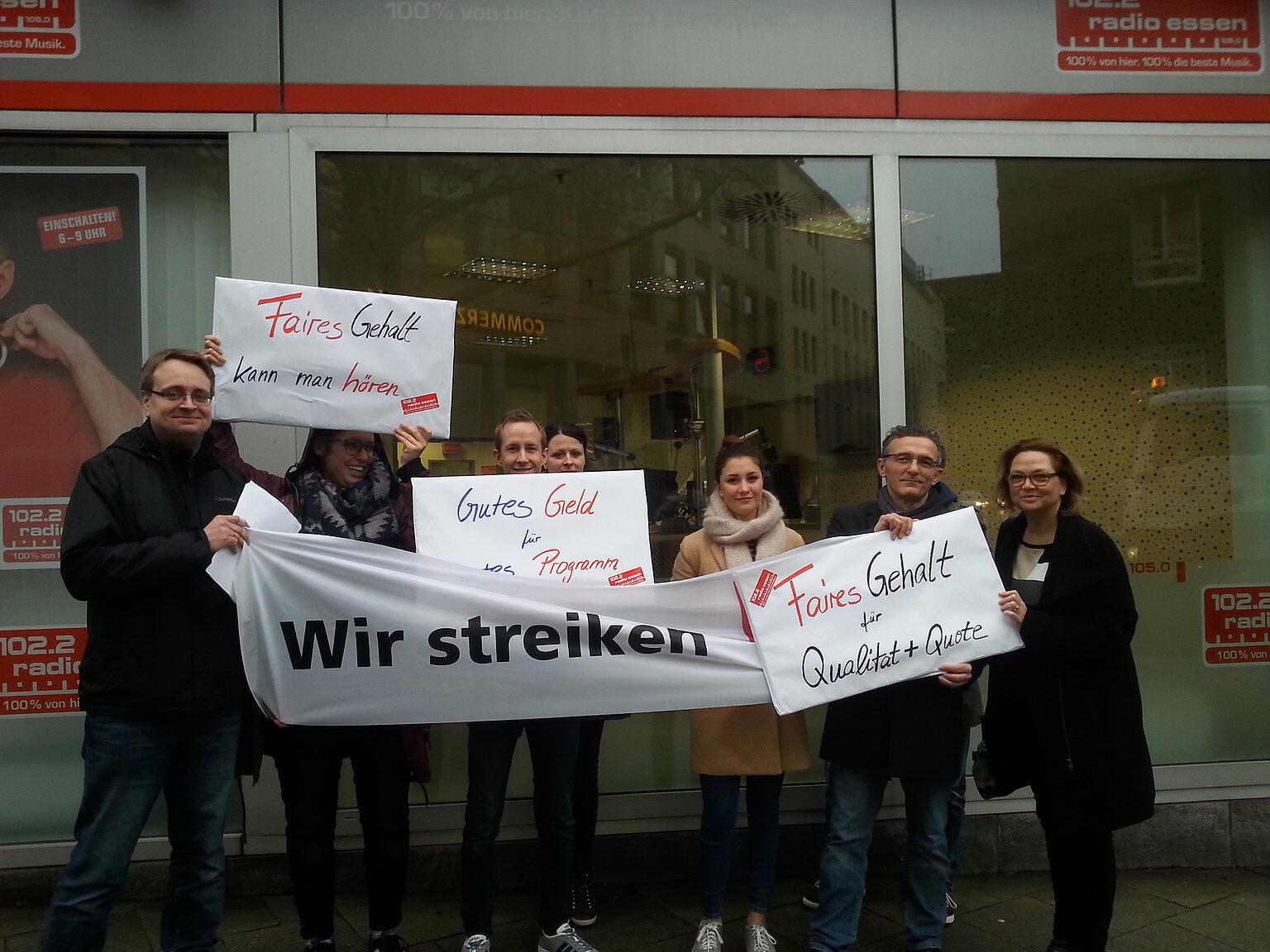  – Gelungene Streikaktionen der Lokalfunker bei (von oben nach unten) Radio Essen, Radio Wuppertal und Radio Köln. (Fotos: Stannies, Fobbe, Kah)