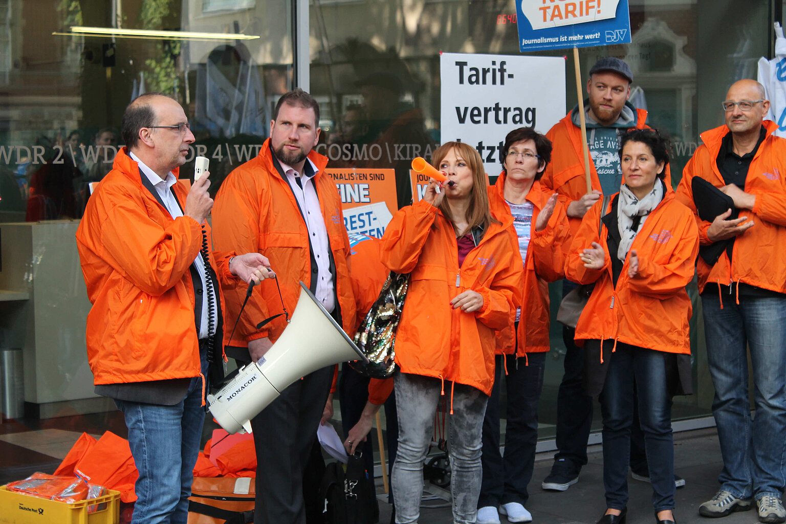  – Entschlossene Mienen beim ersten Warnstreik vor der vierten Tarifrunde im August. Foto: Thomas Schwarz