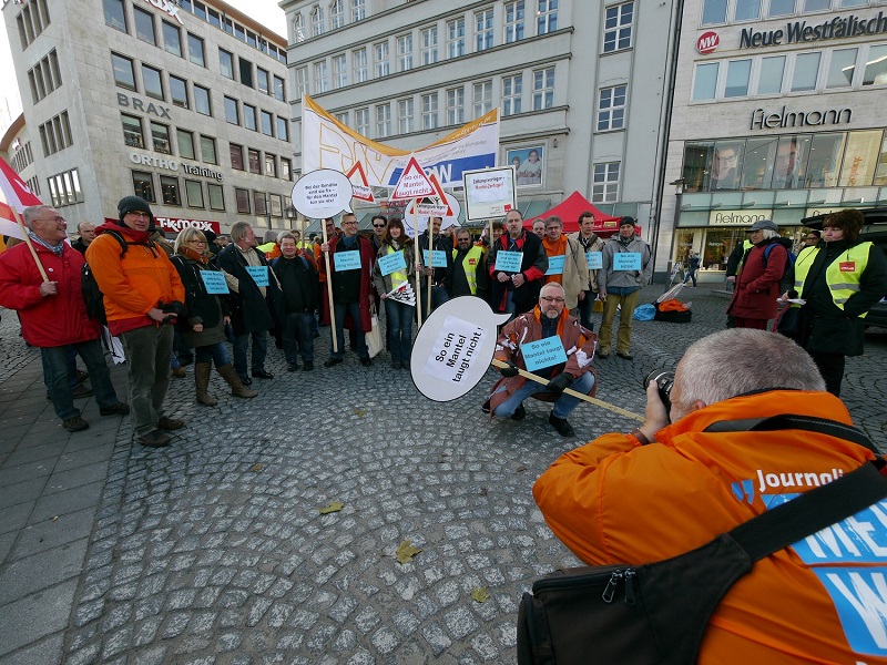  – Dieser Mantel taugt nicht: Teilweise waren die Demonstranten in alte, zerrissene Mäntel gekleidet. Foto: DJV-NRW / Jost Wolf
