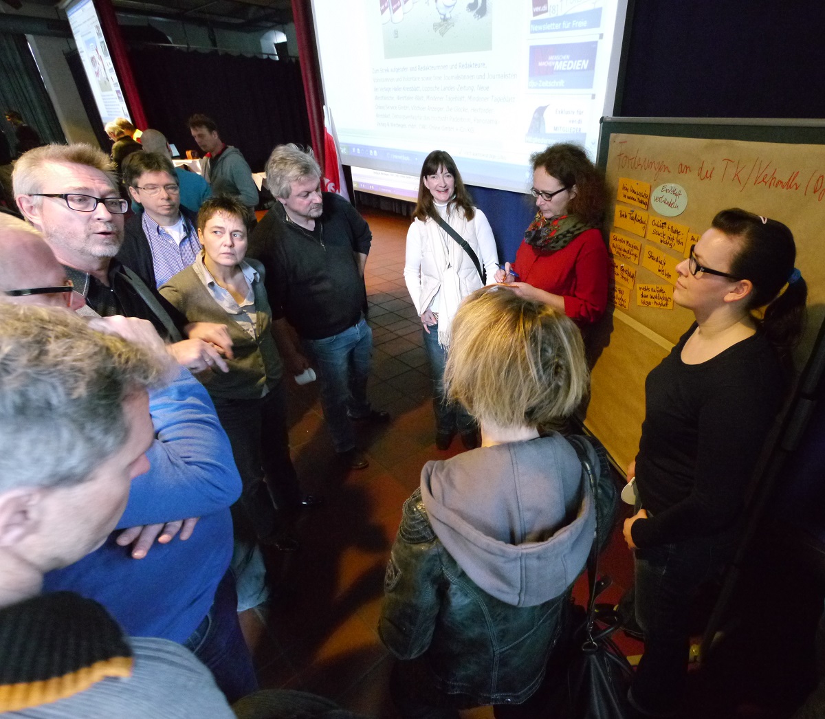  – Eine OWL-Streik-Arbeitsgruppe erarbeitete gestern Forderungen an die Verleger... Foto: Jost Wolf