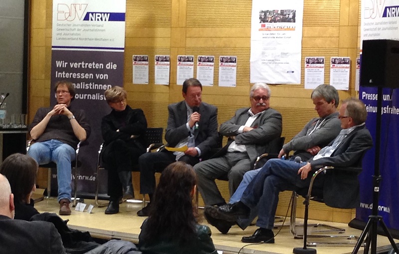  – Was hat sich bei der Medienresonanz verändert? Dieser Frage ging Diskussionsrunde 1 nach: (v.l.) Tobias Scholz, Jutta Reiter, Moderator Jürgen Hoppe, Helmut Klasen, Fred Ape und Thomas Wette. Foto: DJV-NRW / SB