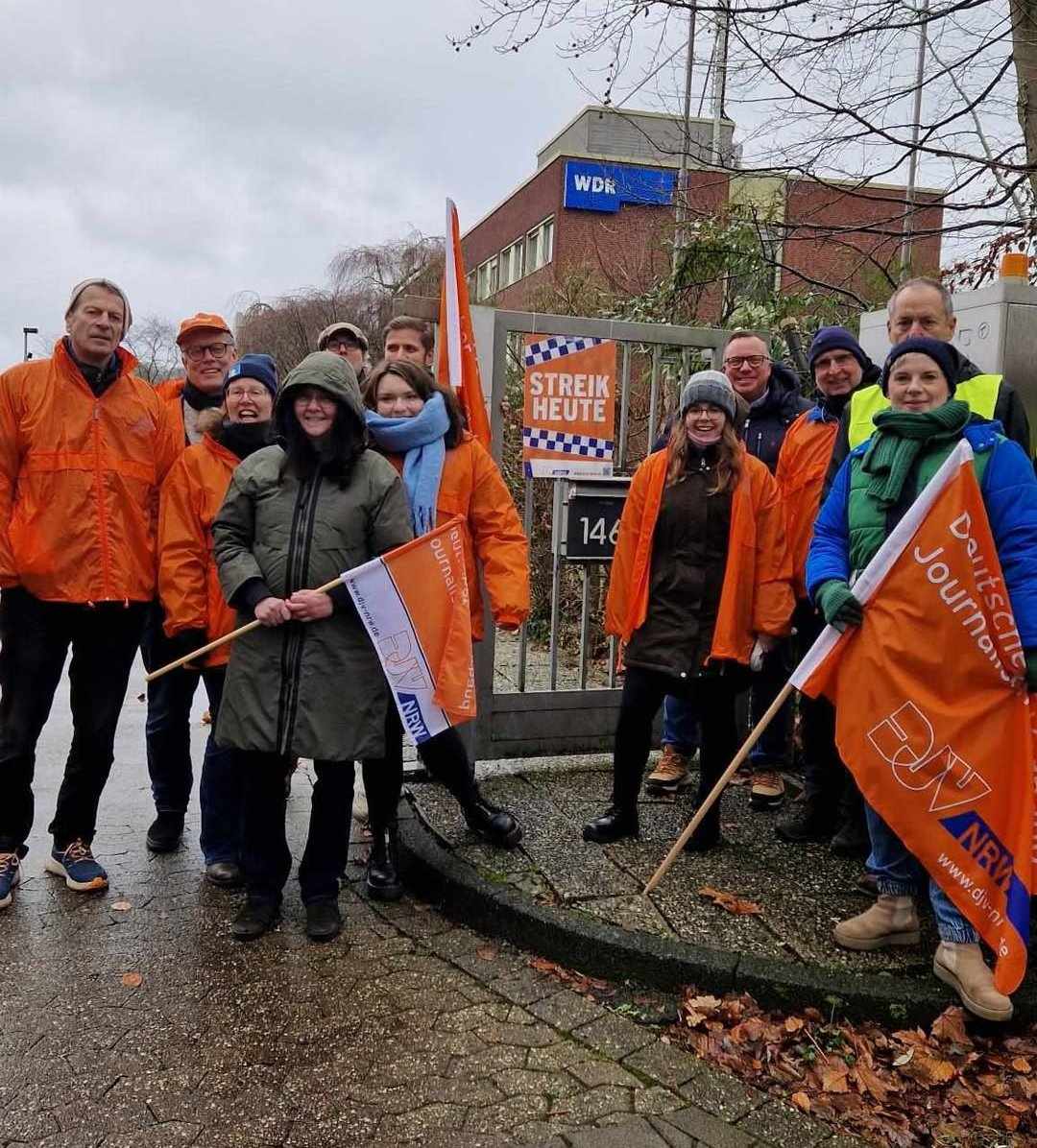  – Streikende Kolleg:innen trotzen vor dem WDR in Münster am 9.12.2024 Wind und Wetter.